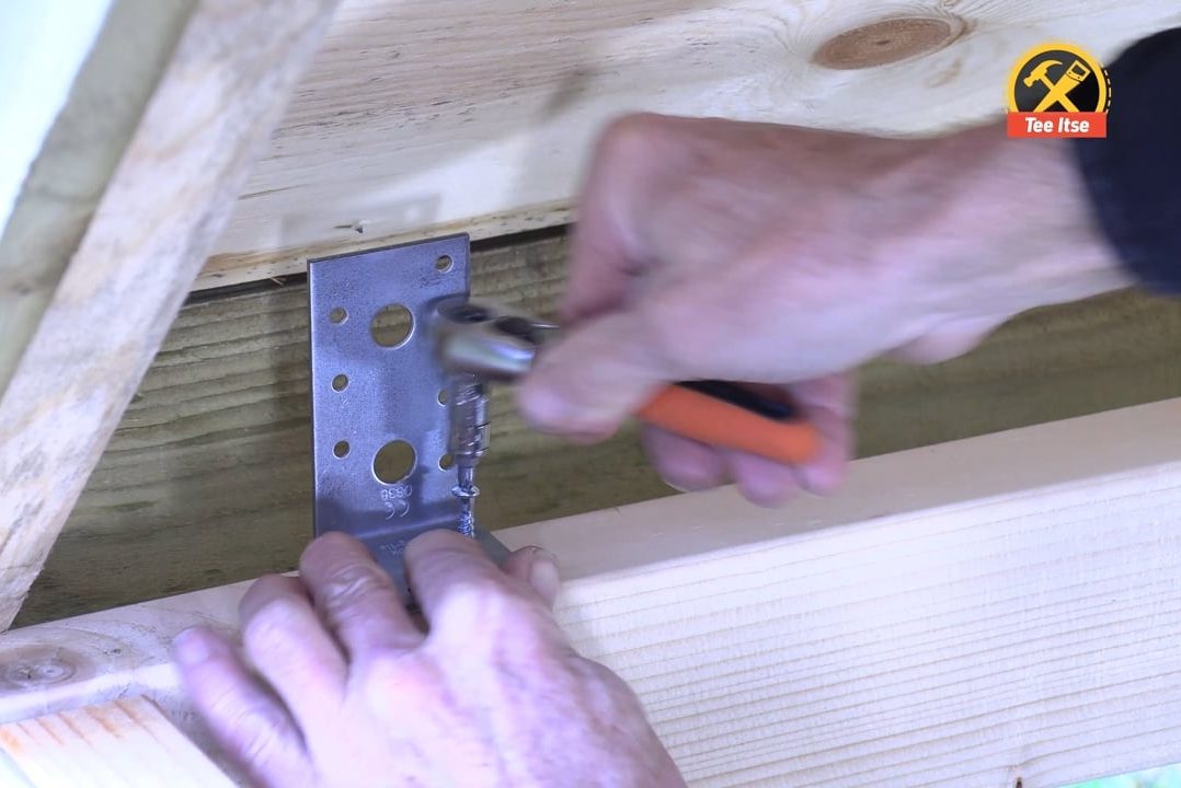 Ruuvaa ahtaassa paikassa