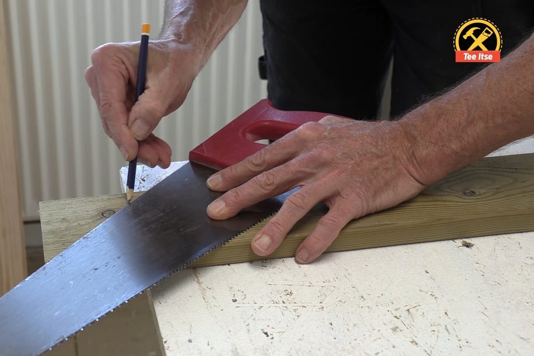 Käytä sahaa suorakulmana