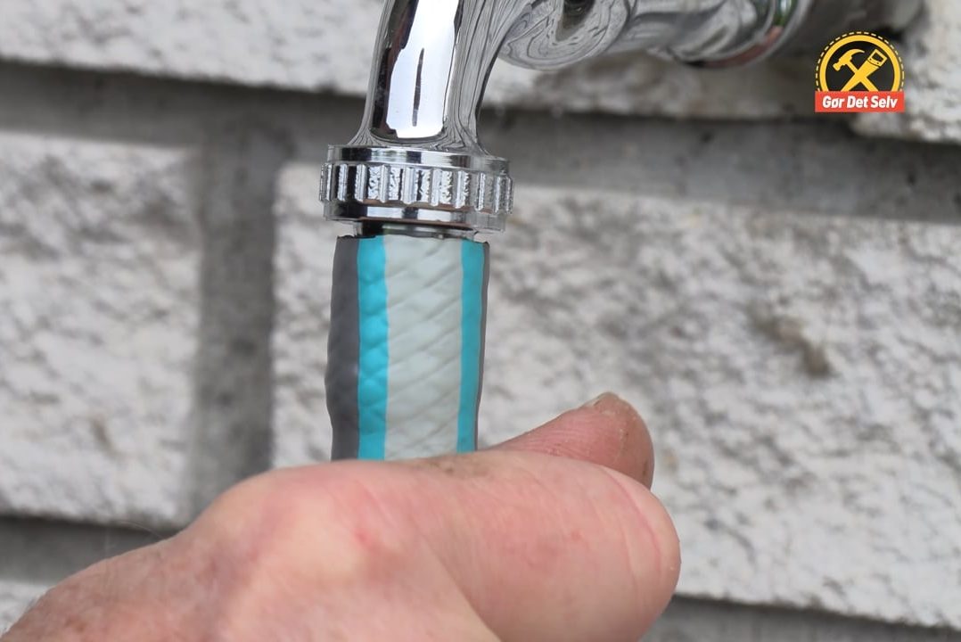 Varm haveslangen, så den passer