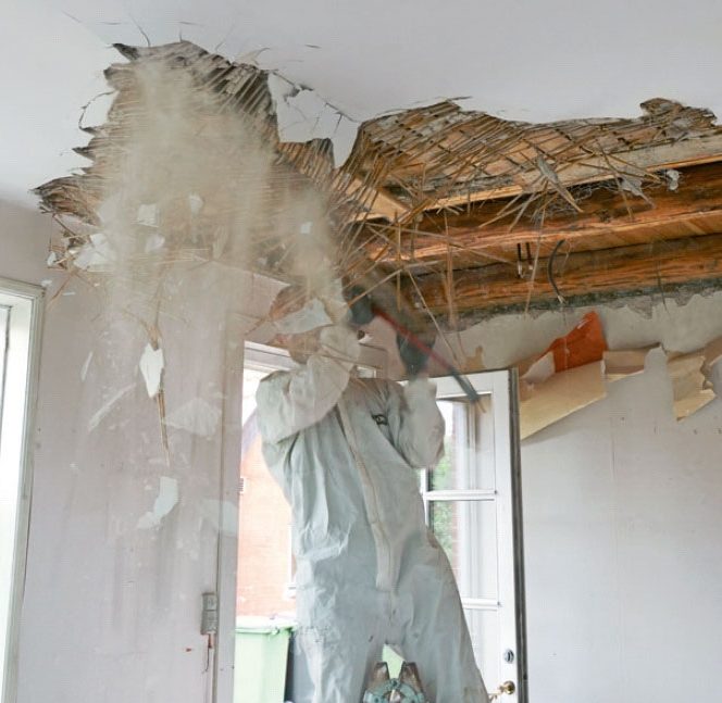 Uusi katto palkkien väliin: Pura vanha katto sorkkaraudalla