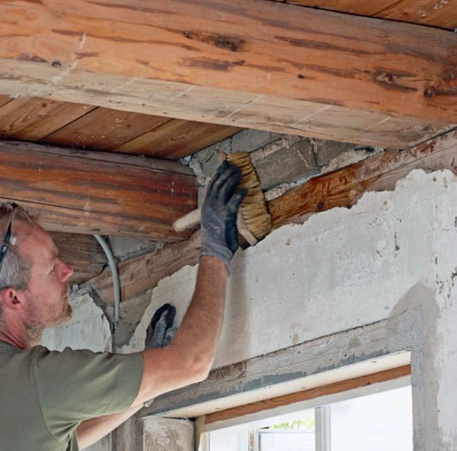 Uusi katto palkkien väliin: Harjaa pöly ja irtolaasti pois