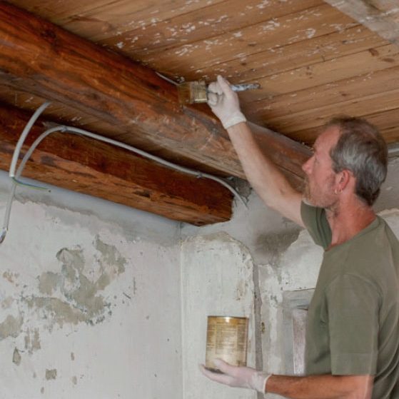 Uusi katto palkkien väliin: Harjaa palkit puhtaiksi ja öljyä ne