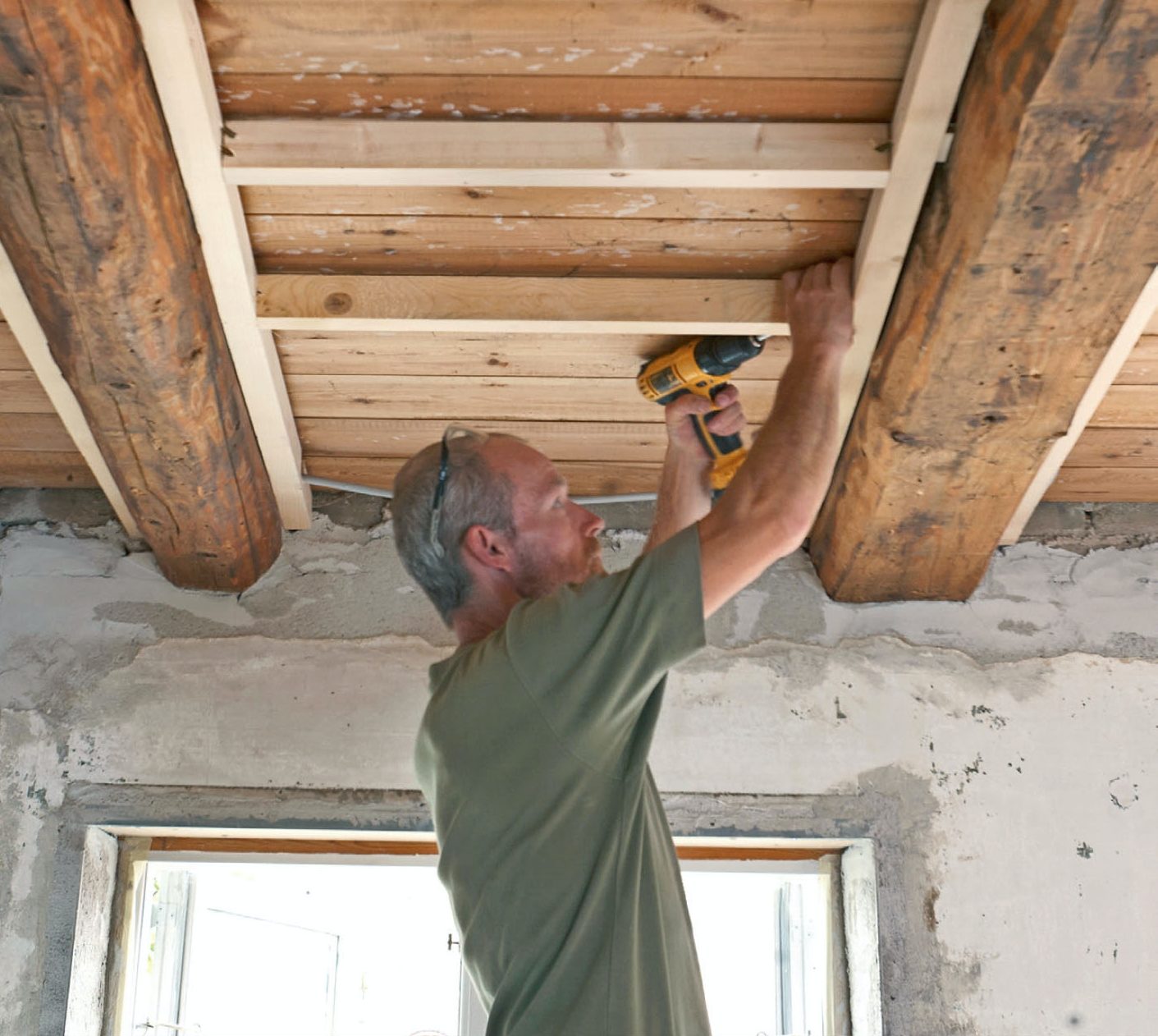 Uusi katto palkkien väliin: Kiinnitä poikkipuut tolppien