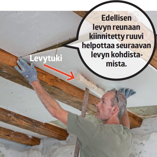 Uusi katto palkkien väliin: Leikkaa levy 7-8 senttiä palkkien väliä