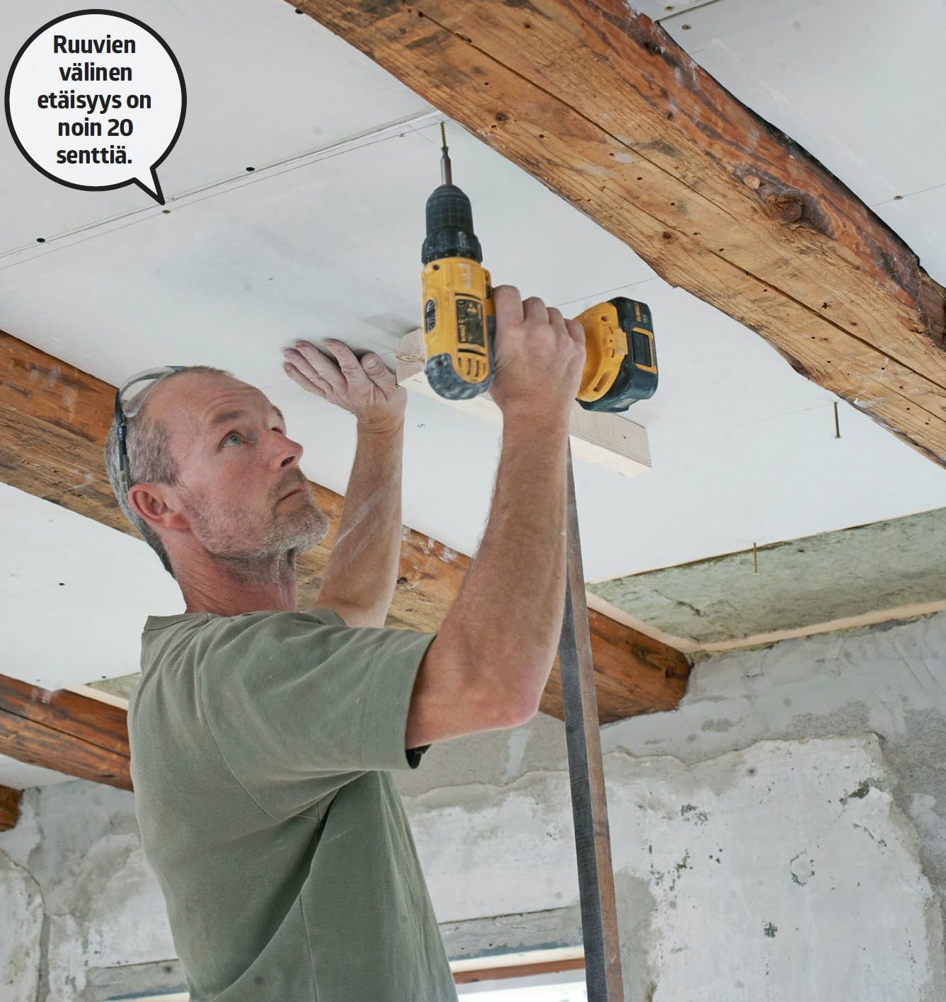 Uusi katto palkkien väliin: Ruuvaa levyt kiinni