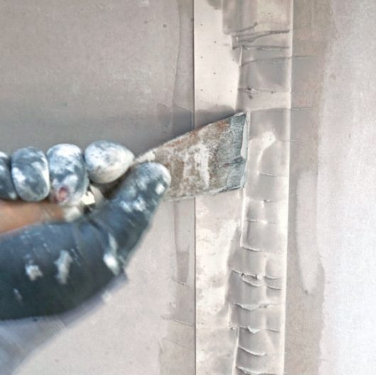 Uusi katto palkkien väliin: Tasoita levyjen saumat