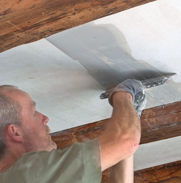 Uusi katto palkkien väliin: Levitä saumoihin toinen kerros