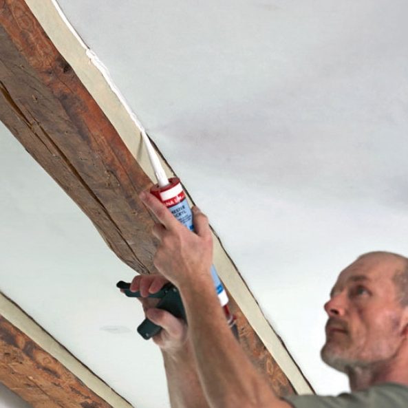 Uusi katto palkkien väliin: Pursota akryylimassaa palkkien ja