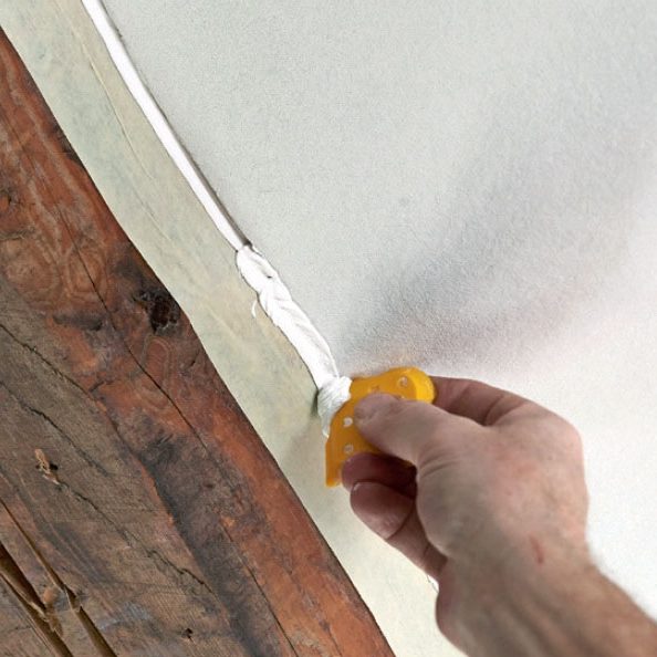 Uusi katto palkkien väliin: Kastele saumauskumi saippuavedellä