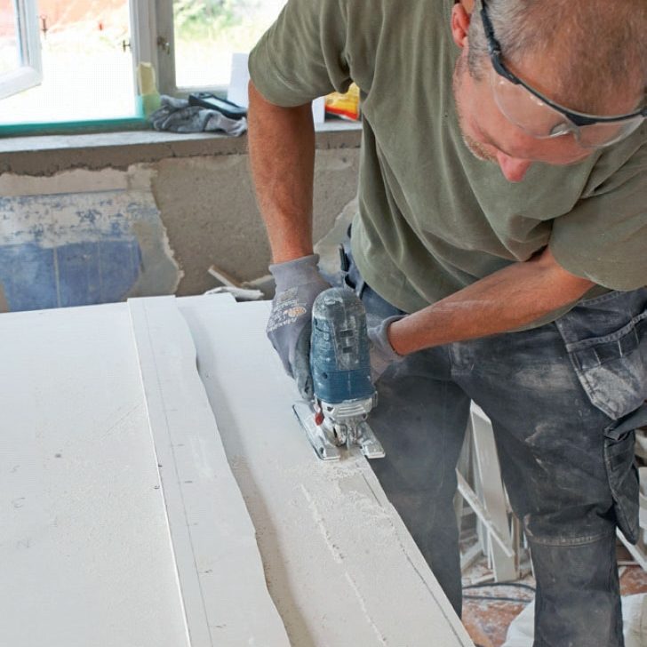 Uusi katto palkkien väliin: Sahaa kipsilevy pistosahalla sapluunan