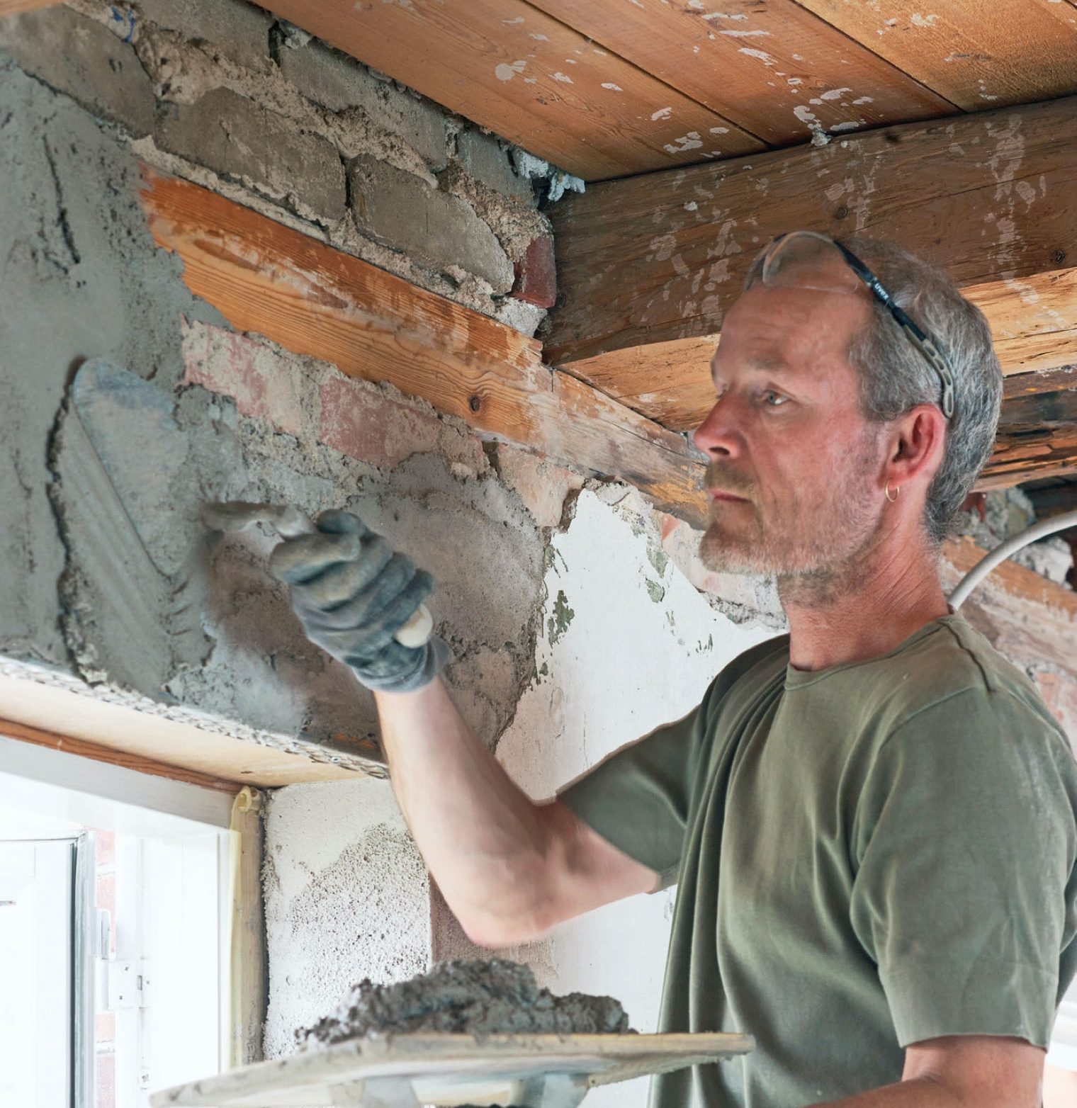 Frilagte tak bjelker: Trekk pussmørtel på veggen