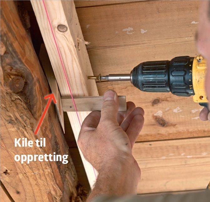 Frilagte tak bjelker: Bruk eventuelt kiler mellom lekt og bjelke