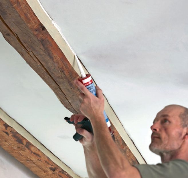 Frilagte tak bjelker: Legg en akrylfuge mellom bjelker og tak