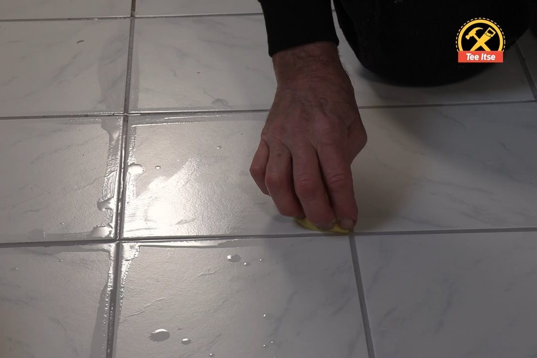 Suojaa kylpyhuoneen laatoitus