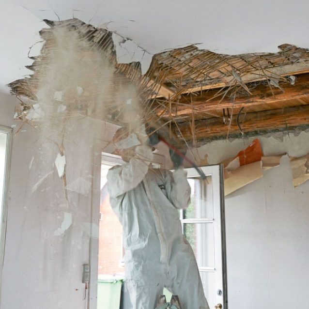 Frilagda bjälkar: Det gamla putsade innertaket rivs