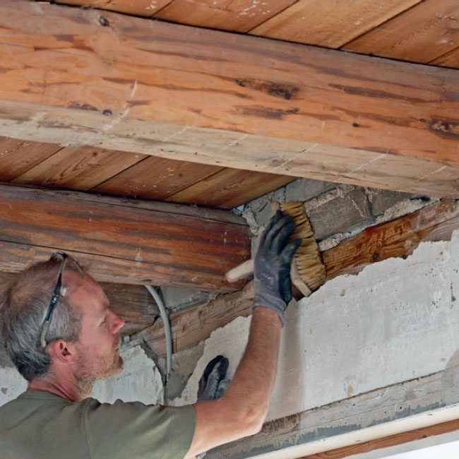 Frilagda bjälkar: Damm och all puts som sitter lös ska bort