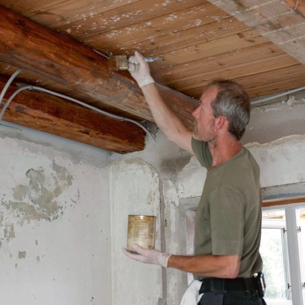 Frilagda bjälkar: Bjälkarna oljas