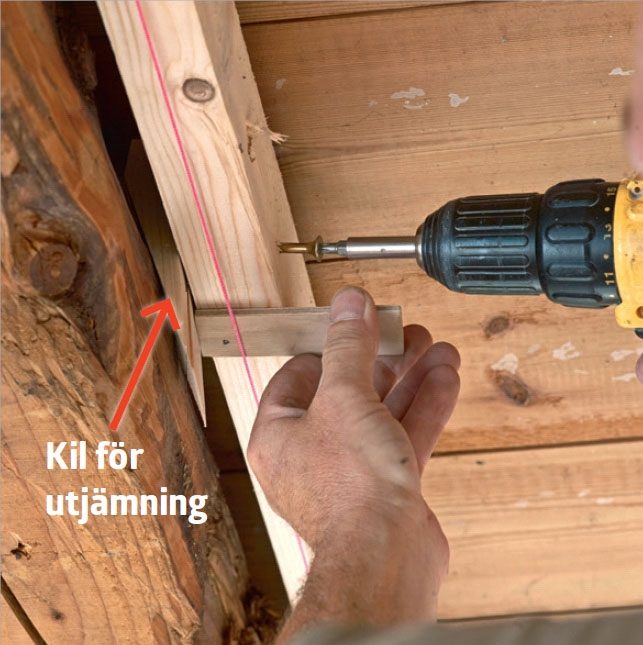 Frilagda bjälkar: Sätt ev. kilar på sidan av regeln