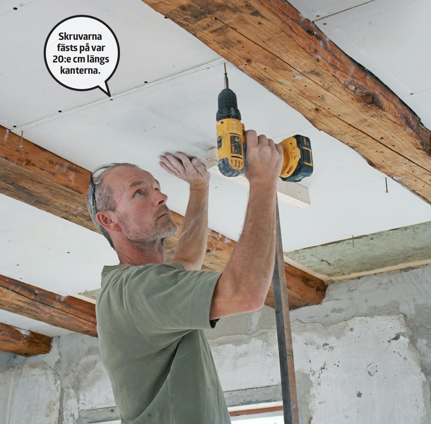 Frilagda bjälkar: Skruva fast skivan