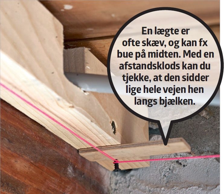 Ny gipsloft med synlige bjælker: Tjek, om lægten er skæv og skal rettes op