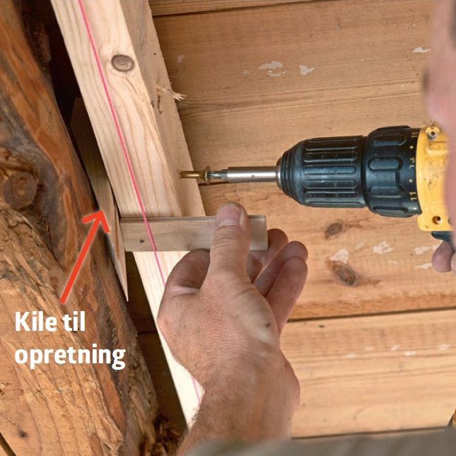 Ny gipsloft med synlige bjælker: Brug evt. kiler mellem lægte og bjælke