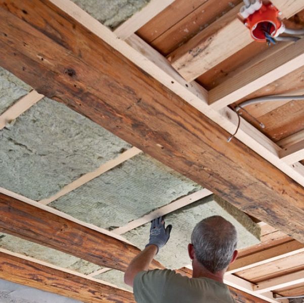Ny gipsloft med synlige bjælker: Der isoleres med 70 mm mineraluld