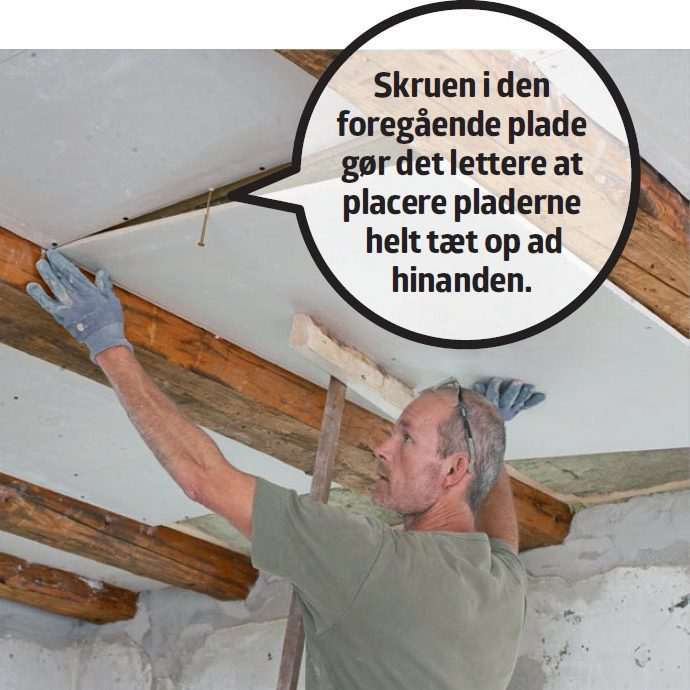 Ny gipsloft med synlige bjælker: Skær en plade 7-8 cm bredere