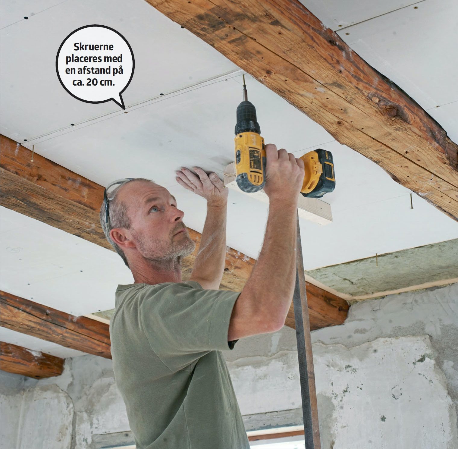 Ny gipsloft med synlige bjælker: Skru pladen fast