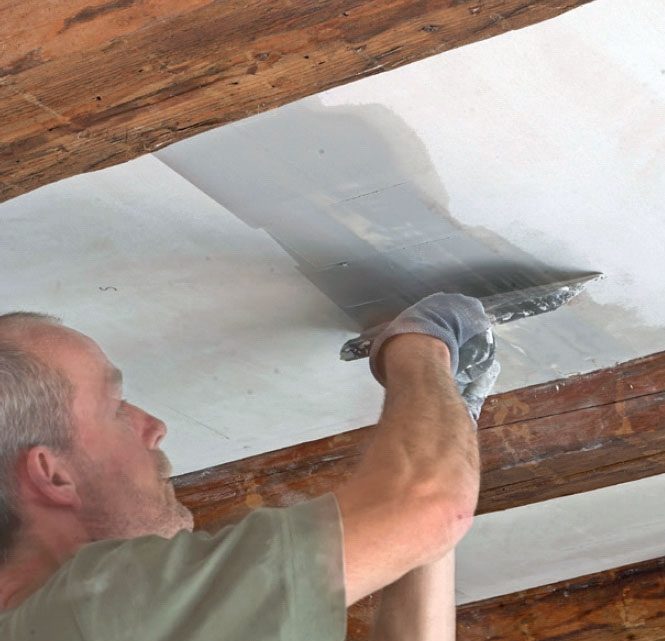 Ny gipsloft med synlige bjælker: Giv endnu et lag spartelmasse