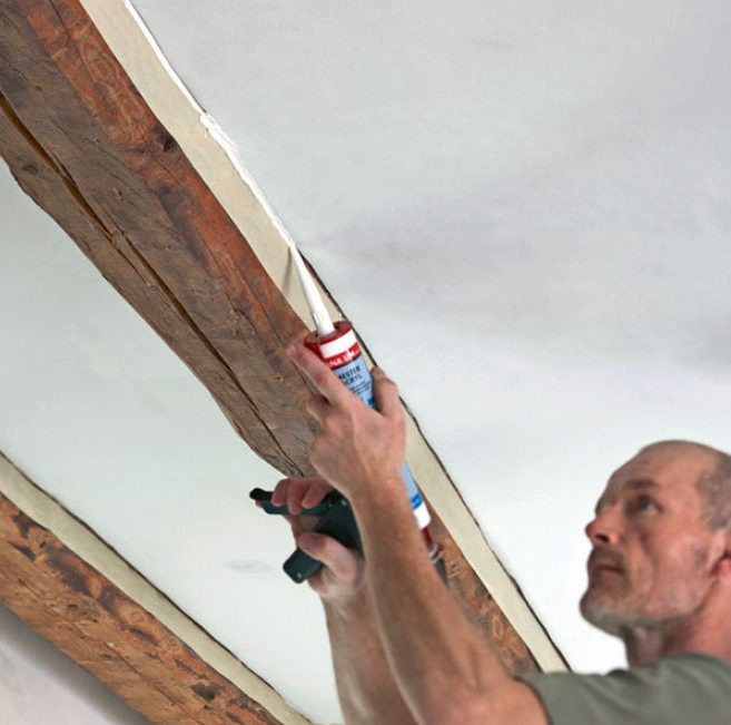 Ny gipsloft med synlige bjælker: Læg en akrylfuge mellem bjælker og loft