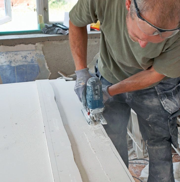 Ny gipsloft med synlige bjælker: Sav gipspladen til efter skabelonens form