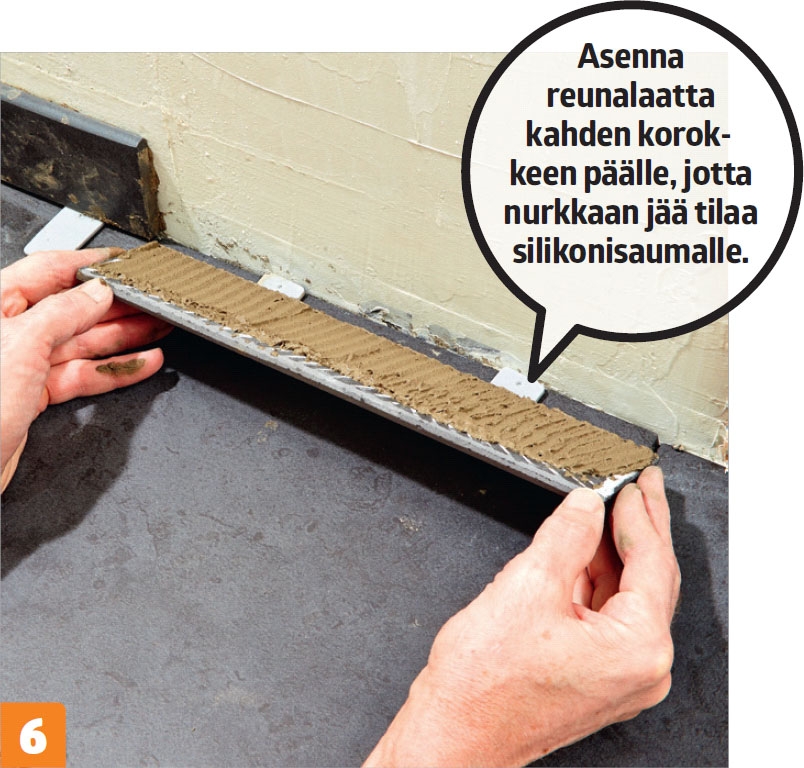 Kylpyhuoneen lattian kaadon teko