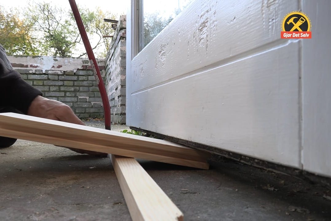 Løft av den tunge døren