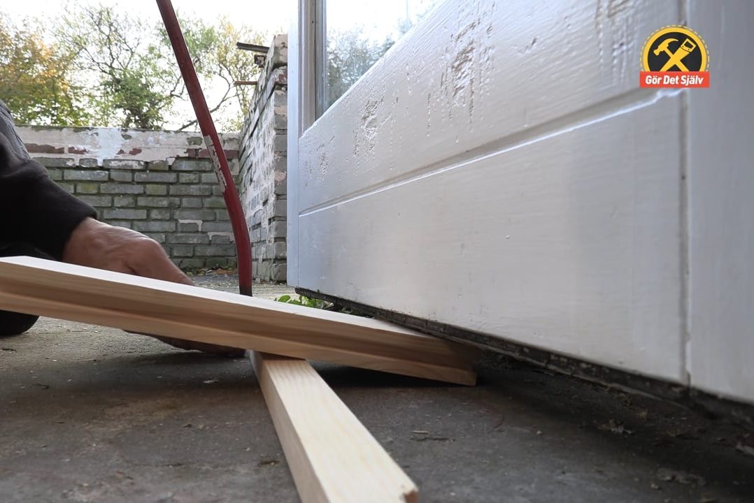 Lyft av den tunga dörren