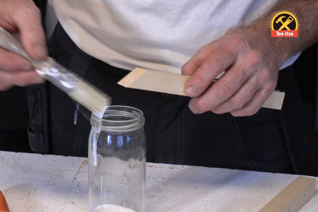 Levitä liima pensselillä