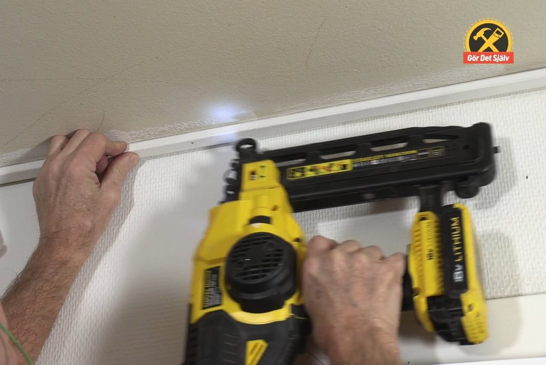 Skjut fast taklisten