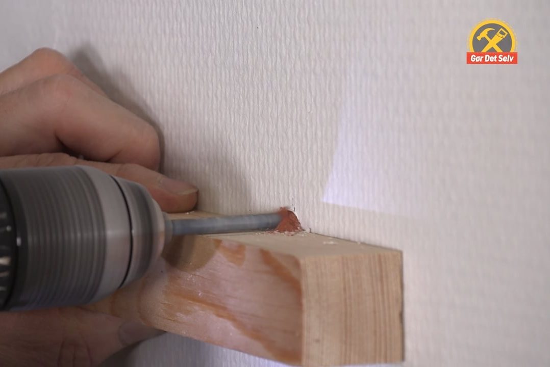 Bor vinkelret ind i væggen