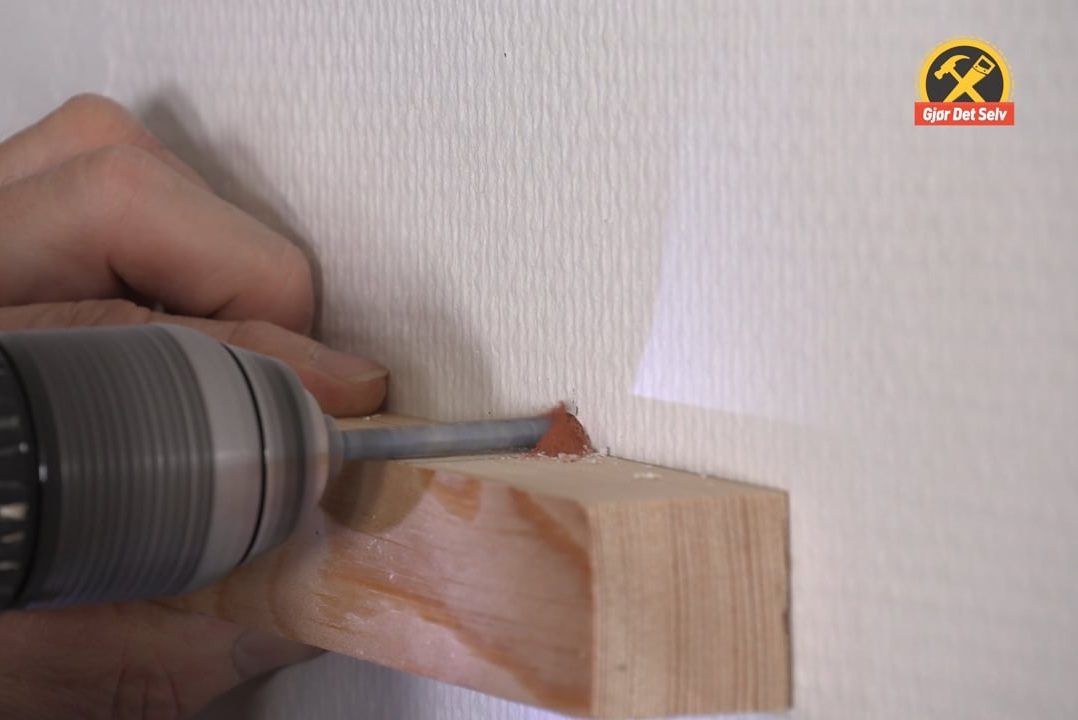 Bor vinkelrett inn i veggen