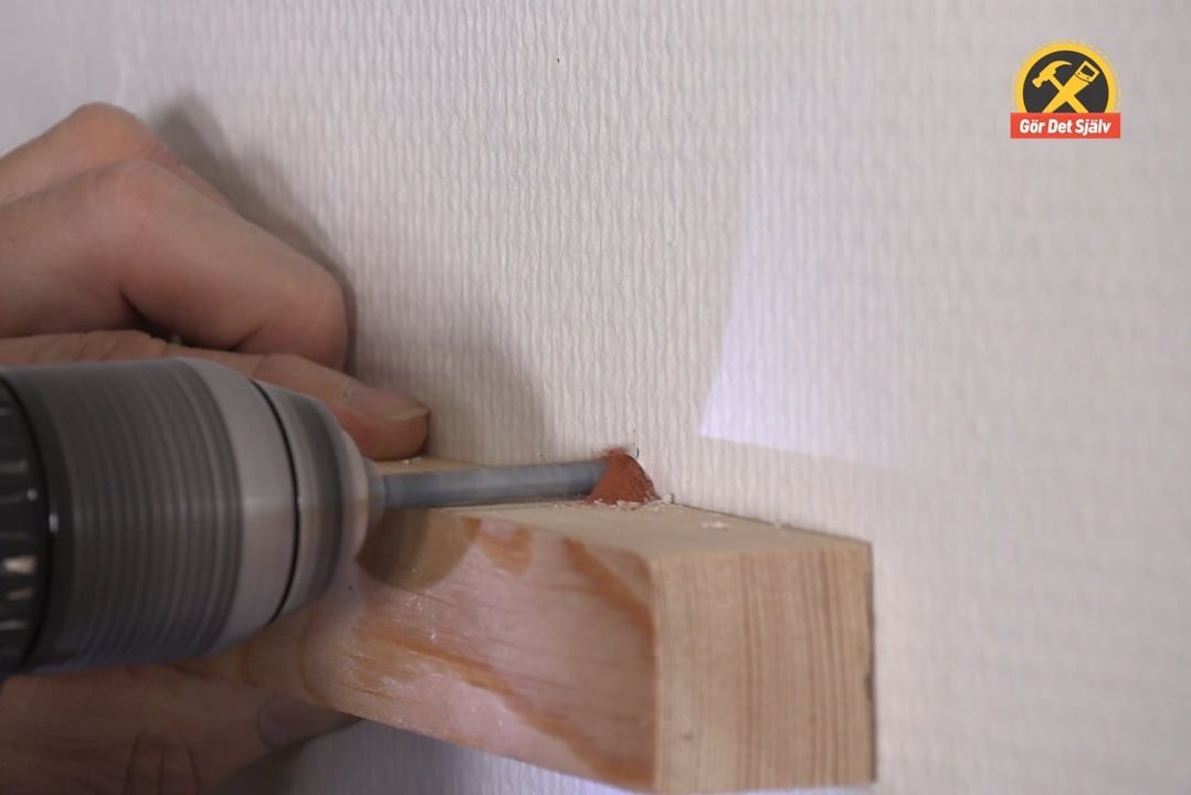 Borra vinkelrätt in i väggen