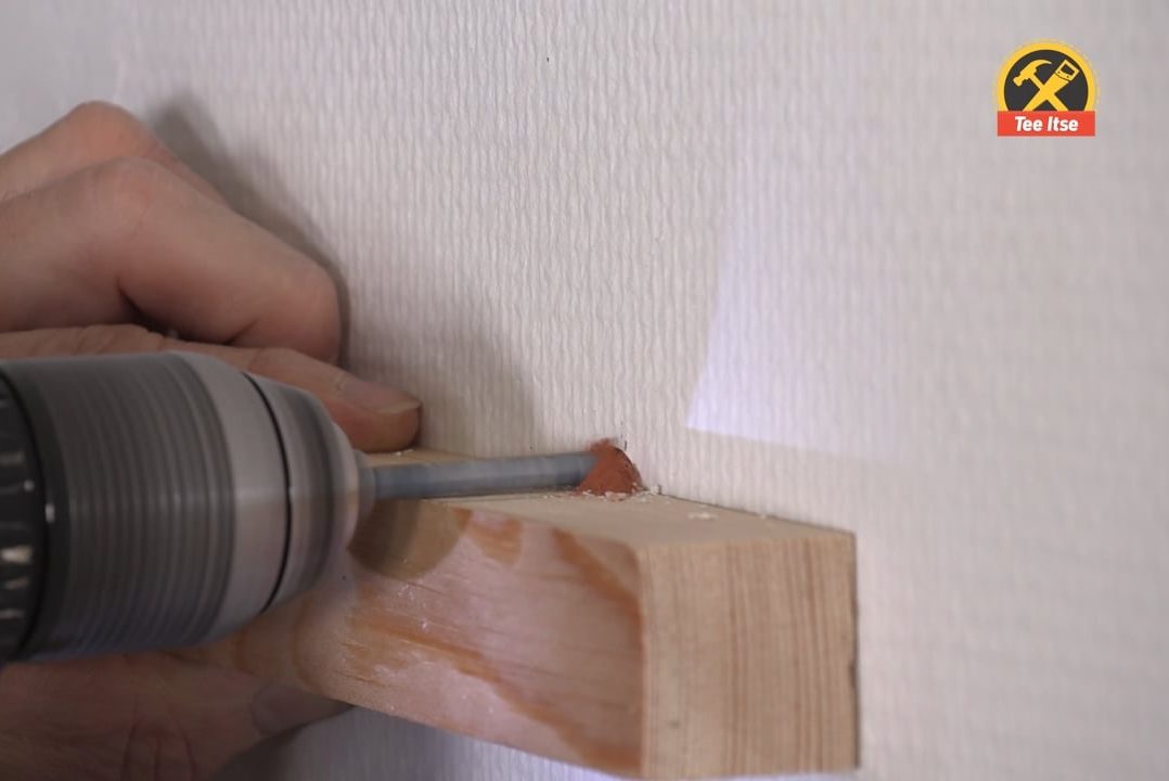 Poraa seinään kohtisuorassa