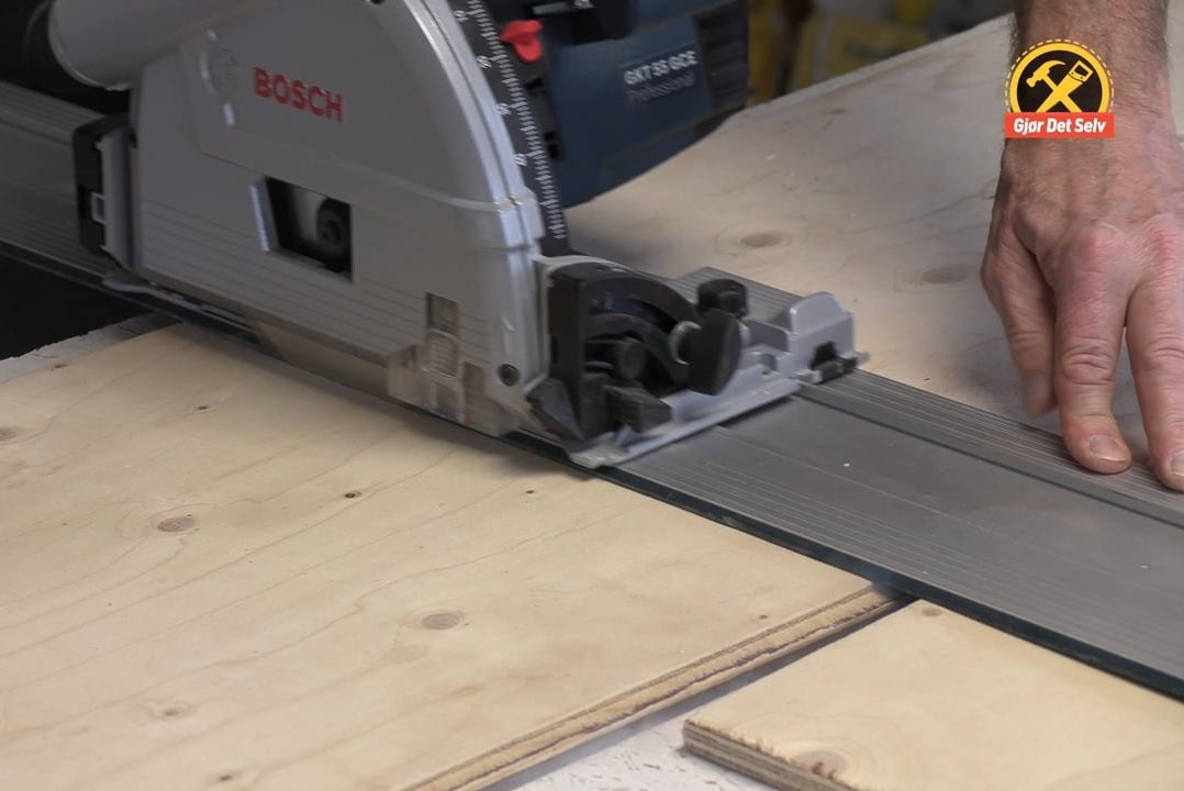 La sirkelsagen skjære i underlaget