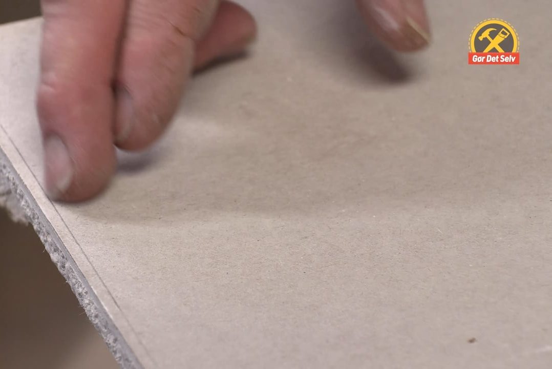 Ret gipspladen til med en høvl