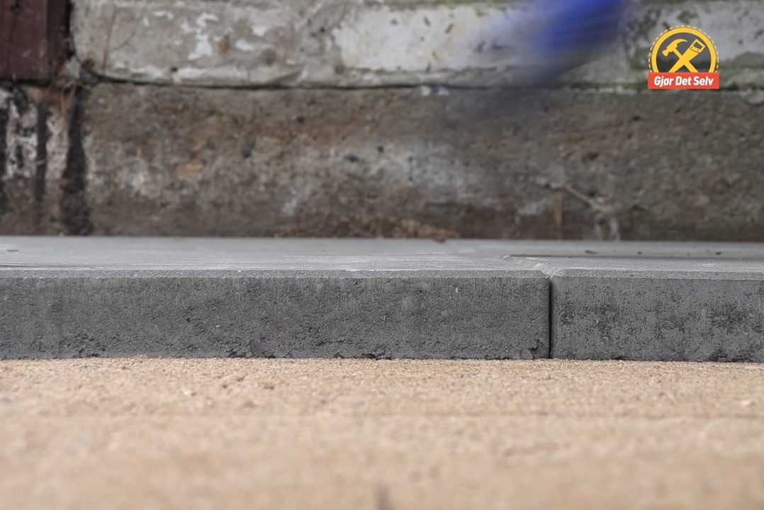 Vipp betonghellen på plass