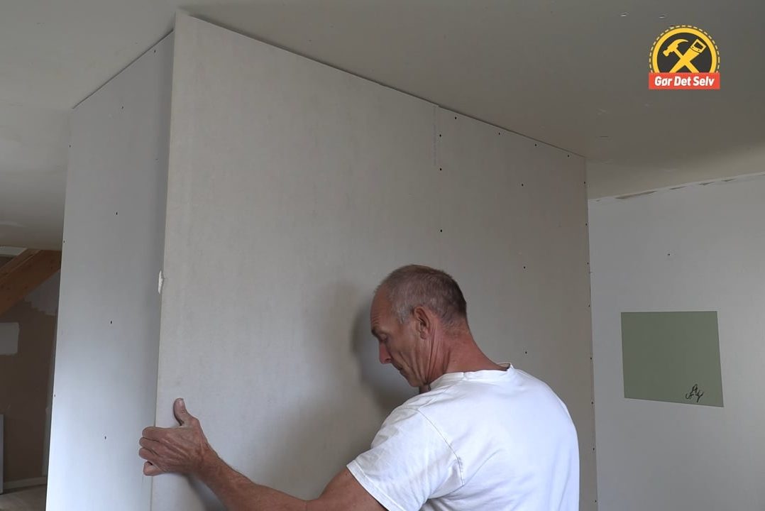 Løft gipspladen helt tæt op mod loftet