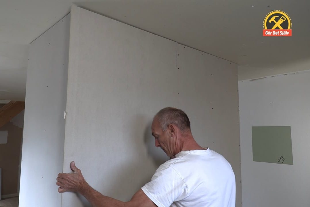 Lyft gipsskivan ända upp mot taket