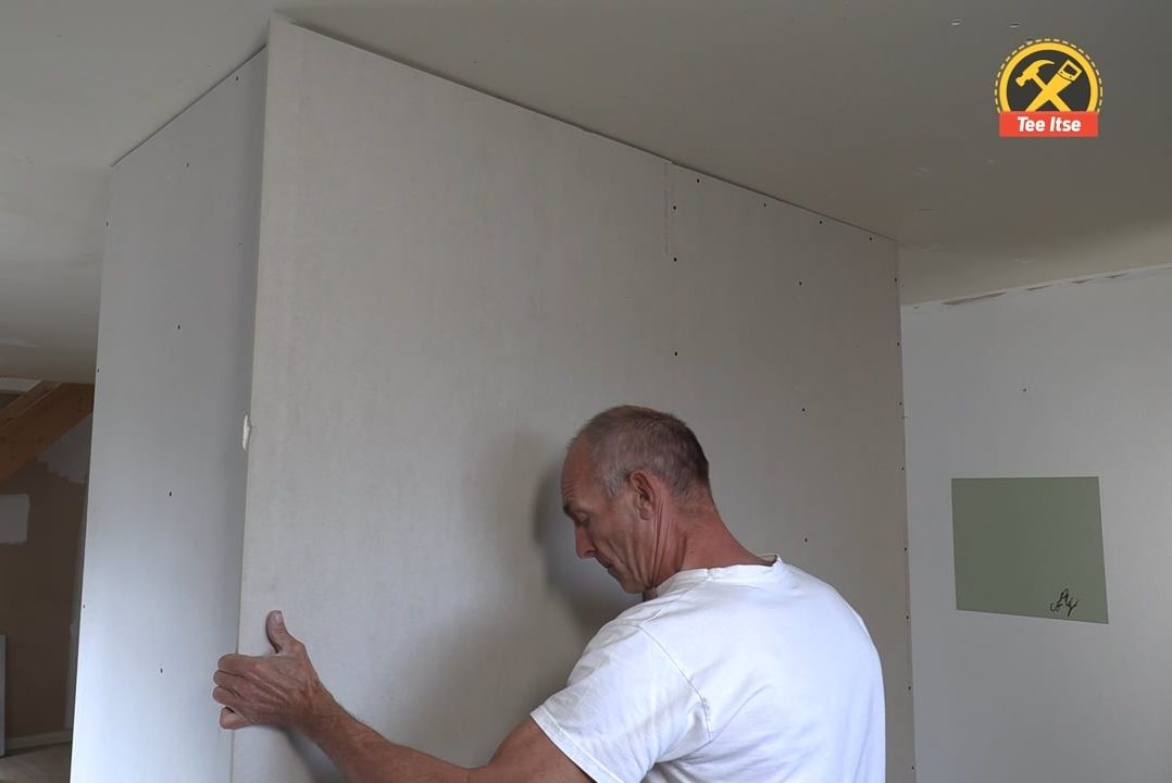 Nosta kipsilevy kattoon asti