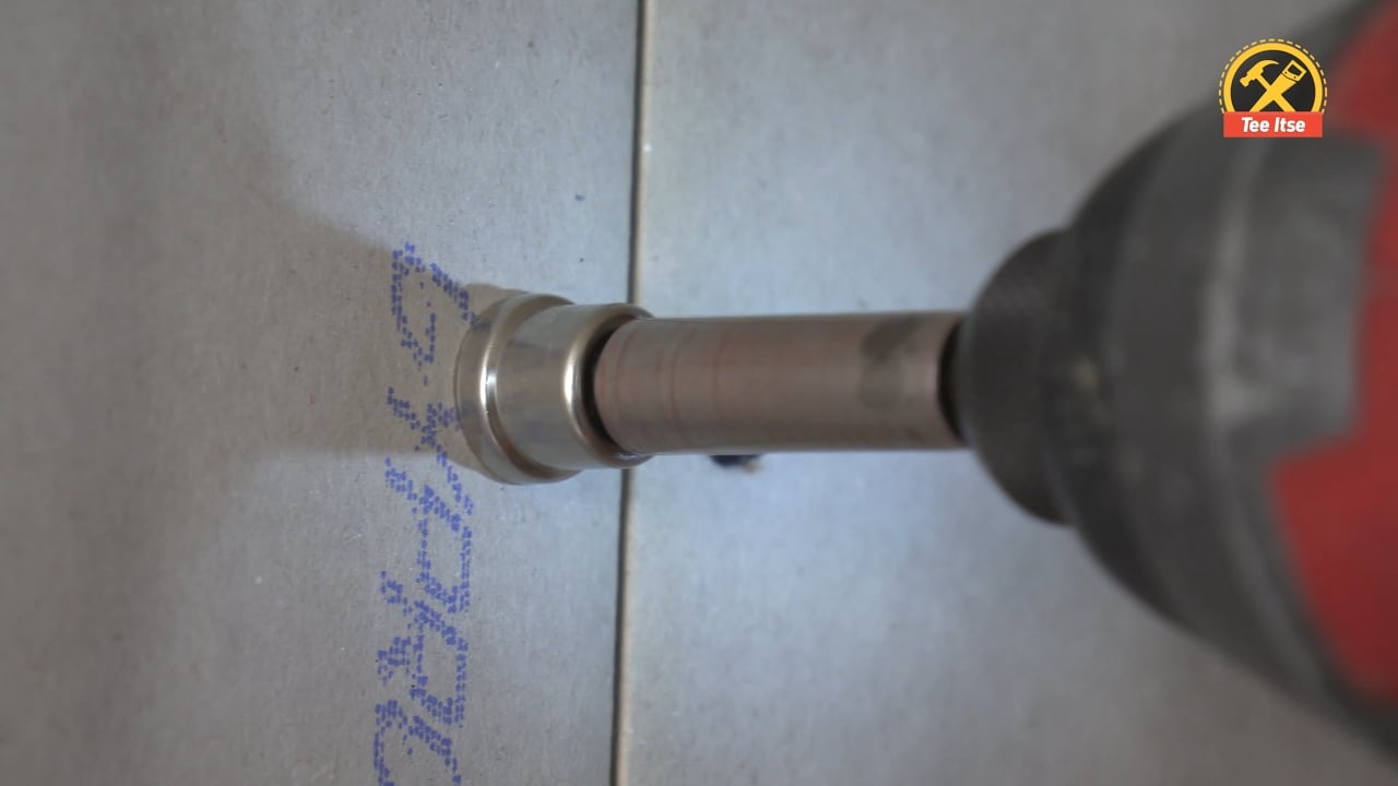 Kipsikärjenpidin ruuvaa oikeaan syvyyteen