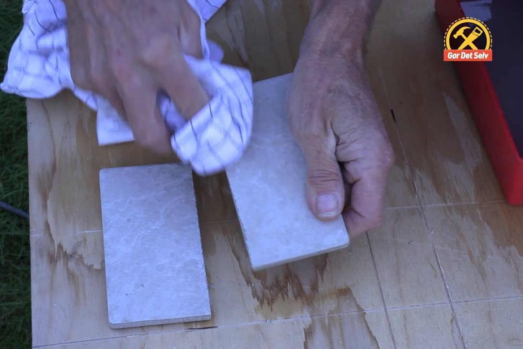 Slib skarpe kanter på rustikke fliser