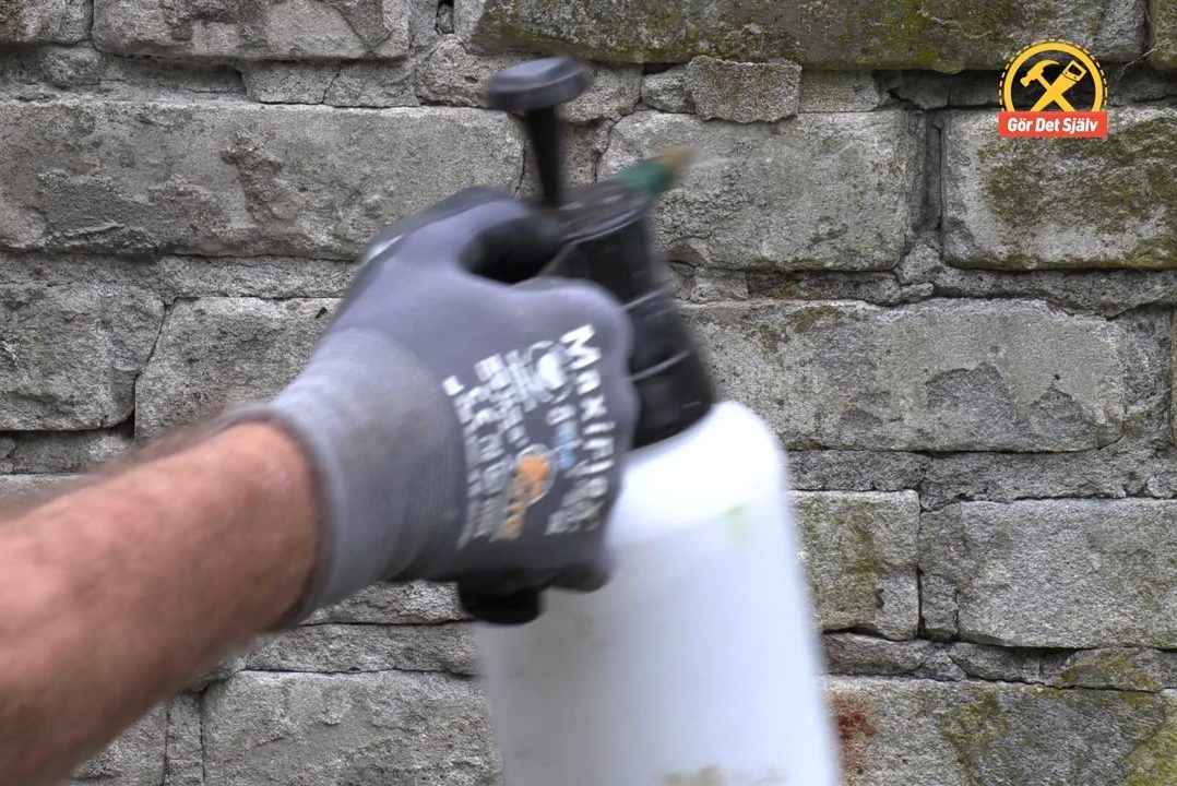 Använd spray för att fukta murverk