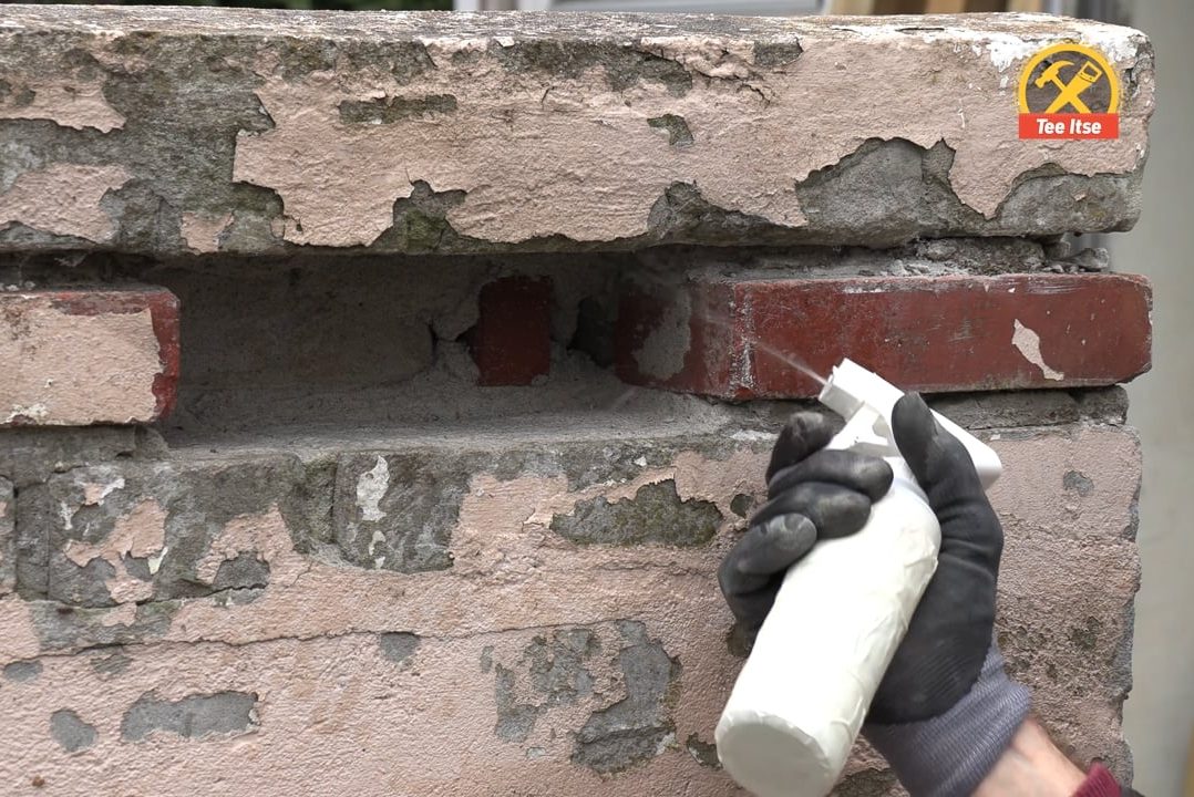 Tiiliseinä pitää kostuttaa